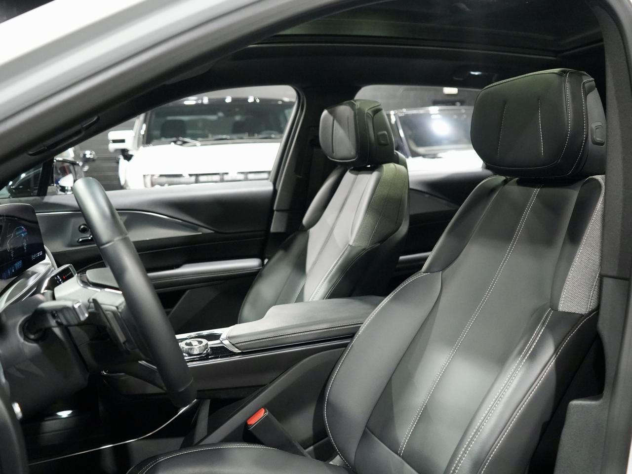 2024 Cadillac LYRIQ Tech w-1SA/PANO/DRIVE ASSIST/1-OWNER/CAM/CARPLAY Photo