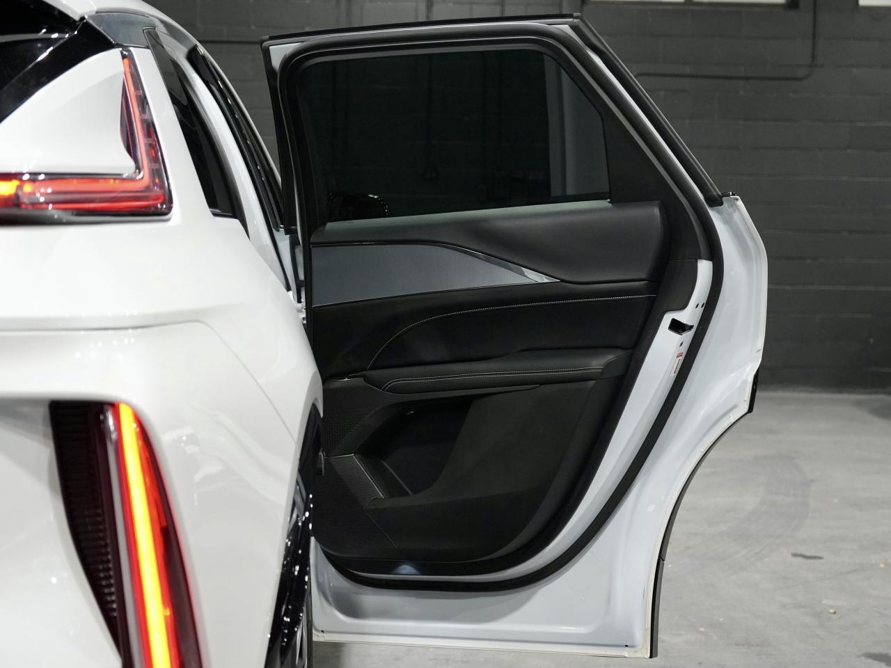 2024 Cadillac LYRIQ Tech w-1SA/PANO/DRIVE ASSIST/1-OWNER/CAM/CARPLAY Photo