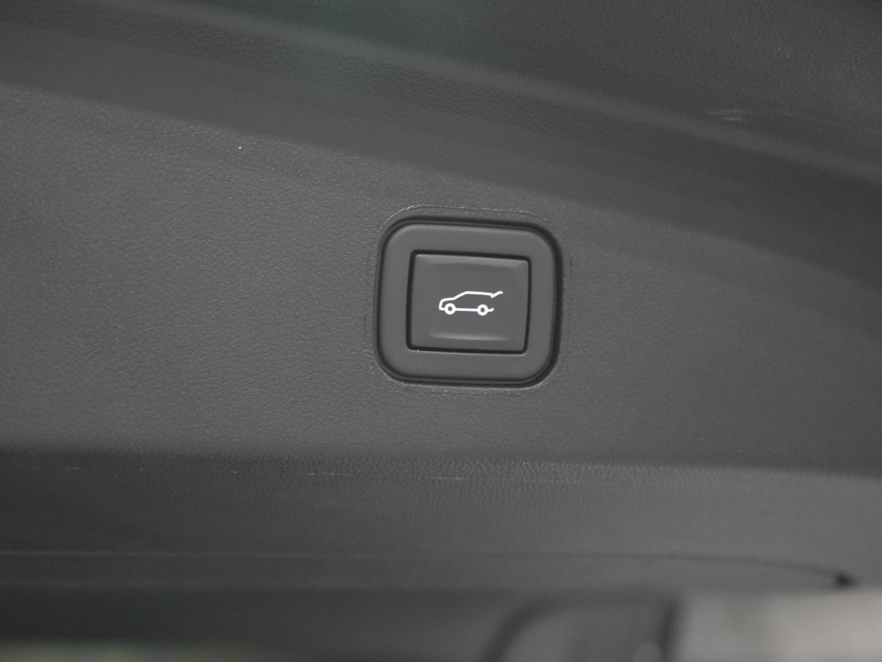 2024 Cadillac LYRIQ Tech w-1SA/PANO/DRIVE ASSIST/1-OWNER/CAM/CARPLAY Photo