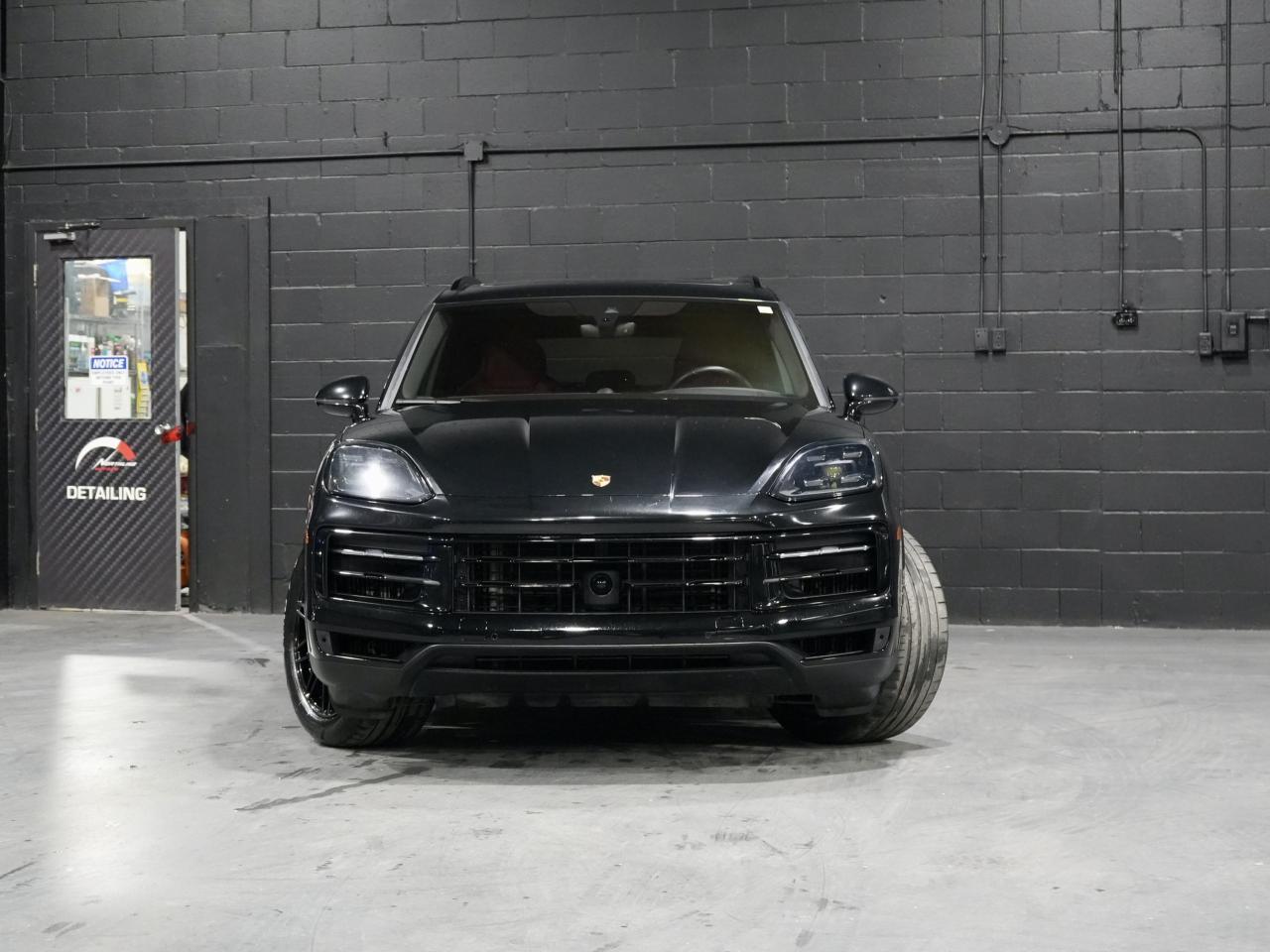 2024 Porsche Cayenne PREMIUM PKG/SPORT CHRONO/8-WAY ADAPTIVE SPORT SEAT Photo