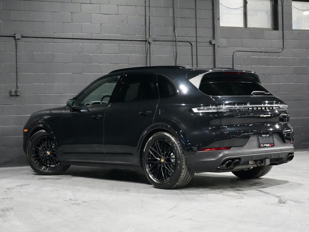 2024 Porsche Cayenne PREMIUM PKG/SPORT CHRONO/8-WAY ADAPTIVE SPORT SEAT Photo