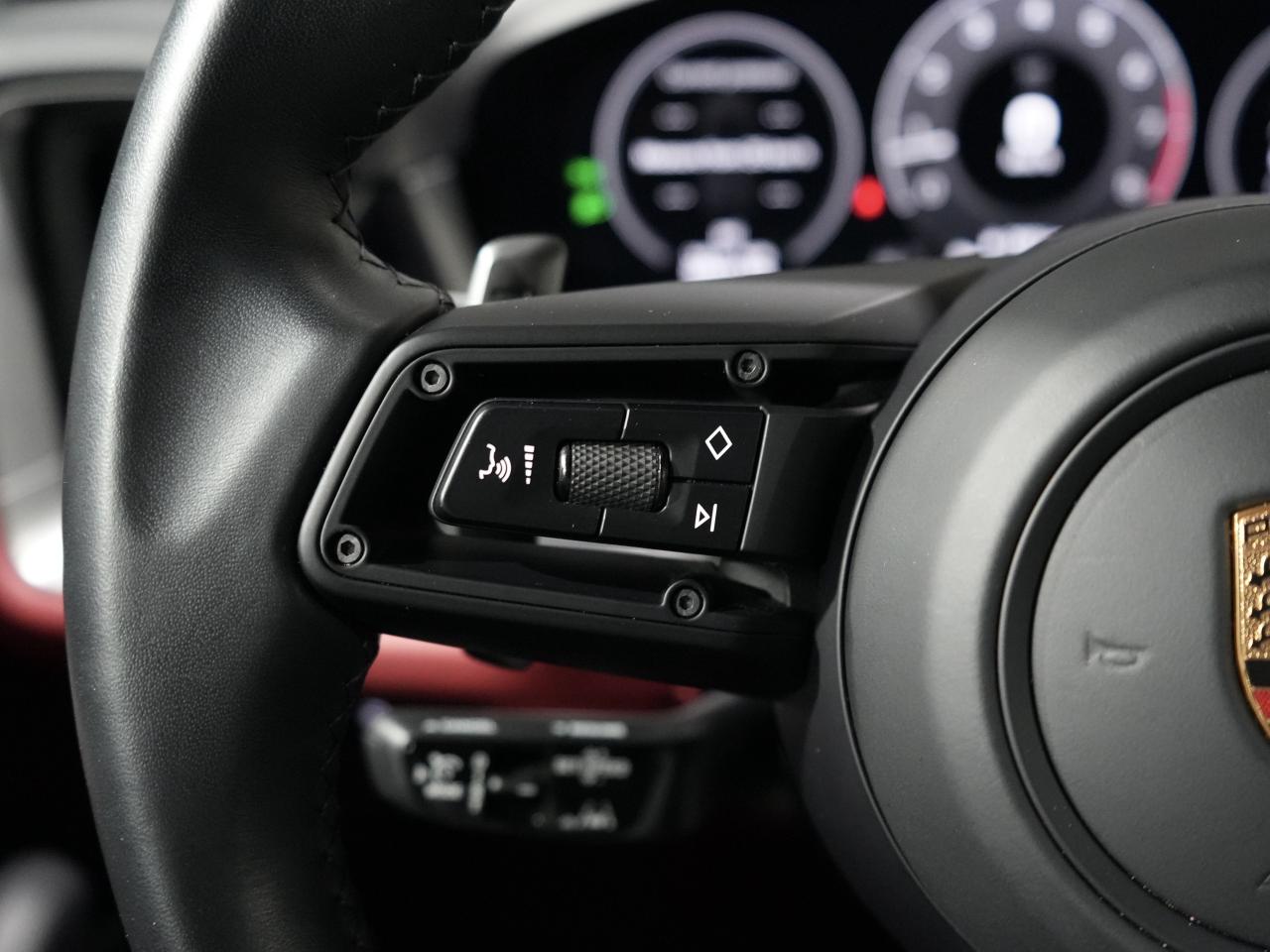 2024 Porsche Cayenne PREMIUM PKG/SPORT CHRONO/8-WAY ADAPTIVE SPORT SEAT Photo