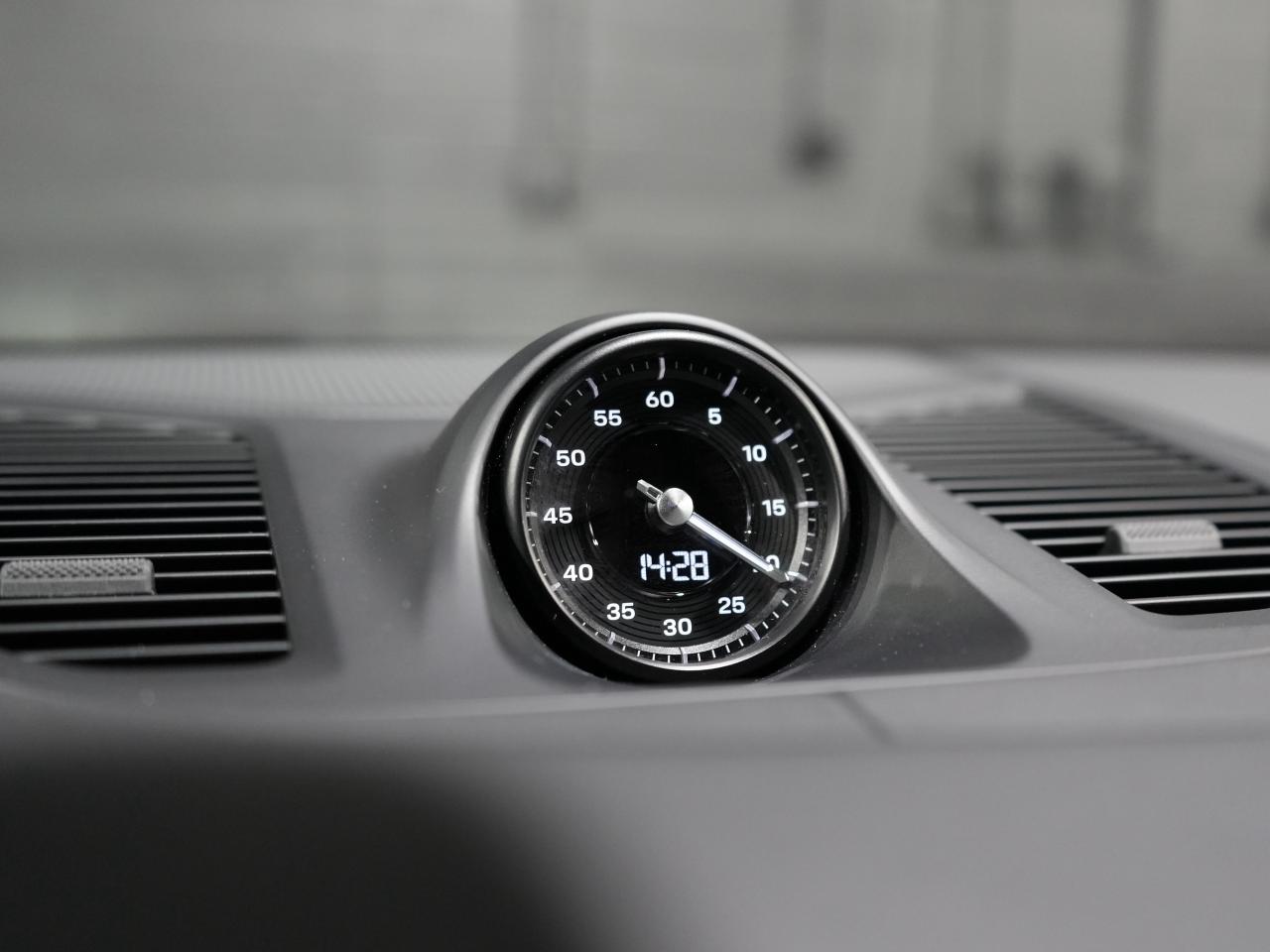 2024 Porsche Cayenne PREMIUM PKG/SPORT CHRONO/8-WAY ADAPTIVE SPORT SEAT Photo