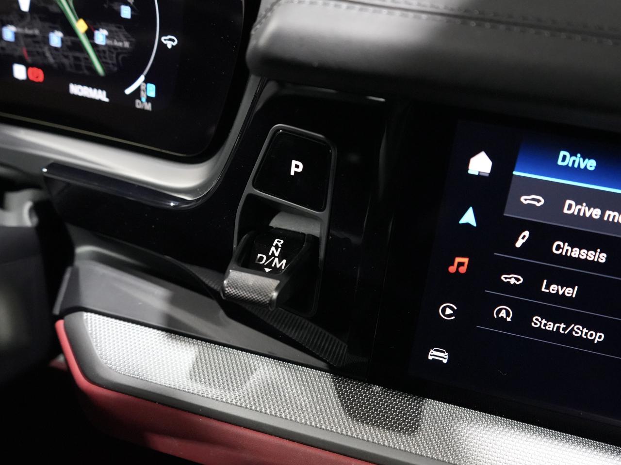 2024 Porsche Cayenne PREMIUM PKG/SPORT CHRONO/8-WAY ADAPTIVE SPORT SEAT Photo