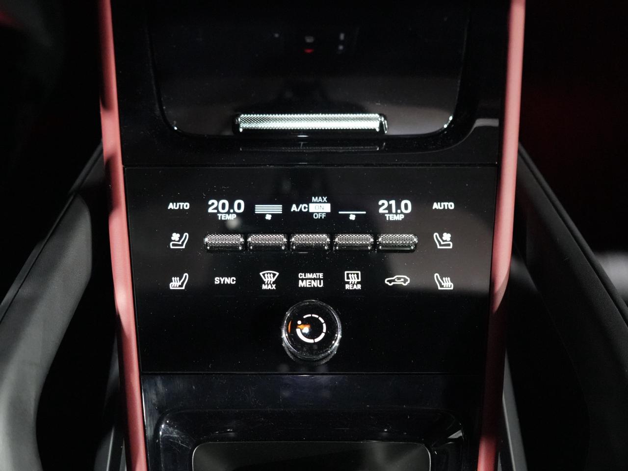 2024 Porsche Cayenne PREMIUM PKG/SPORT CHRONO/8-WAY ADAPTIVE SPORT SEAT Photo