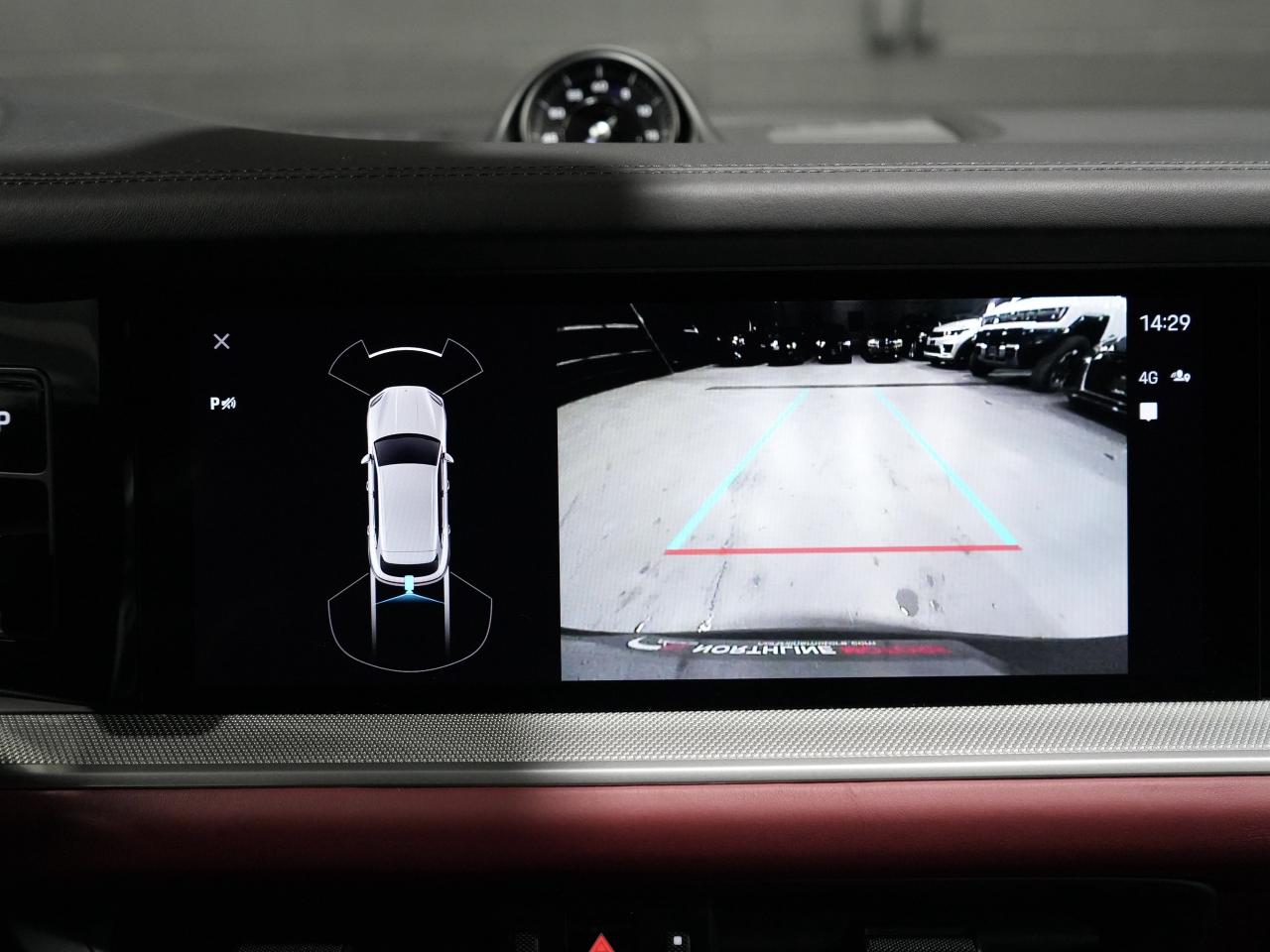 2024 Porsche Cayenne PREMIUM PKG/SPORT CHRONO/8-WAY ADAPTIVE SPORT SEAT Photo