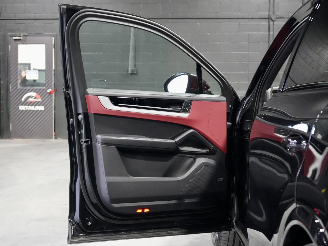 2024 Porsche Cayenne PREMIUM PKG/SPORT CHRONO/8-WAY ADAPTIVE SPORT SEAT Photo