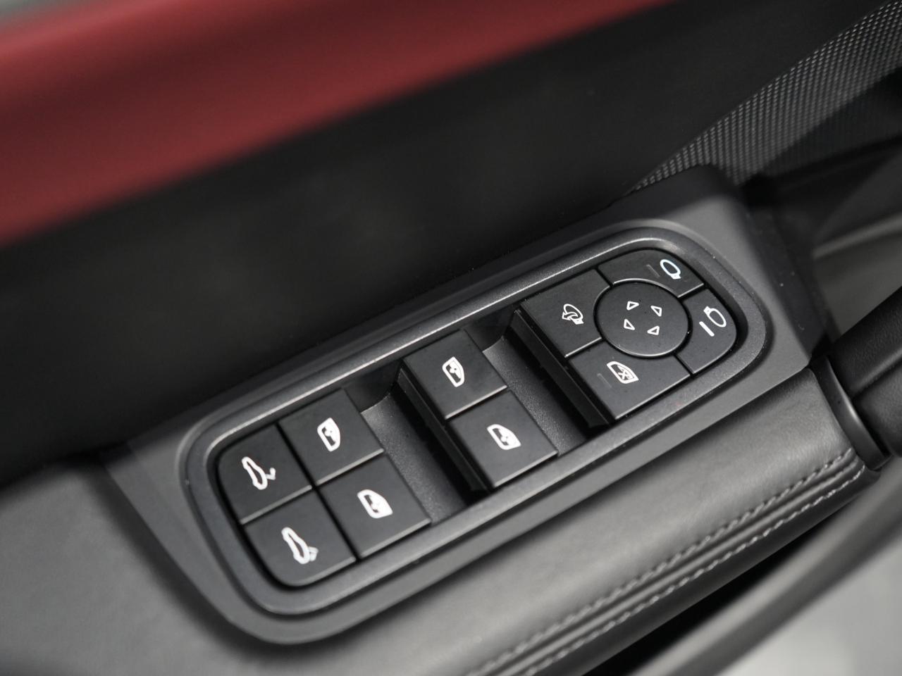 2024 Porsche Cayenne PREMIUM PKG/SPORT CHRONO/8-WAY ADAPTIVE SPORT SEAT Photo