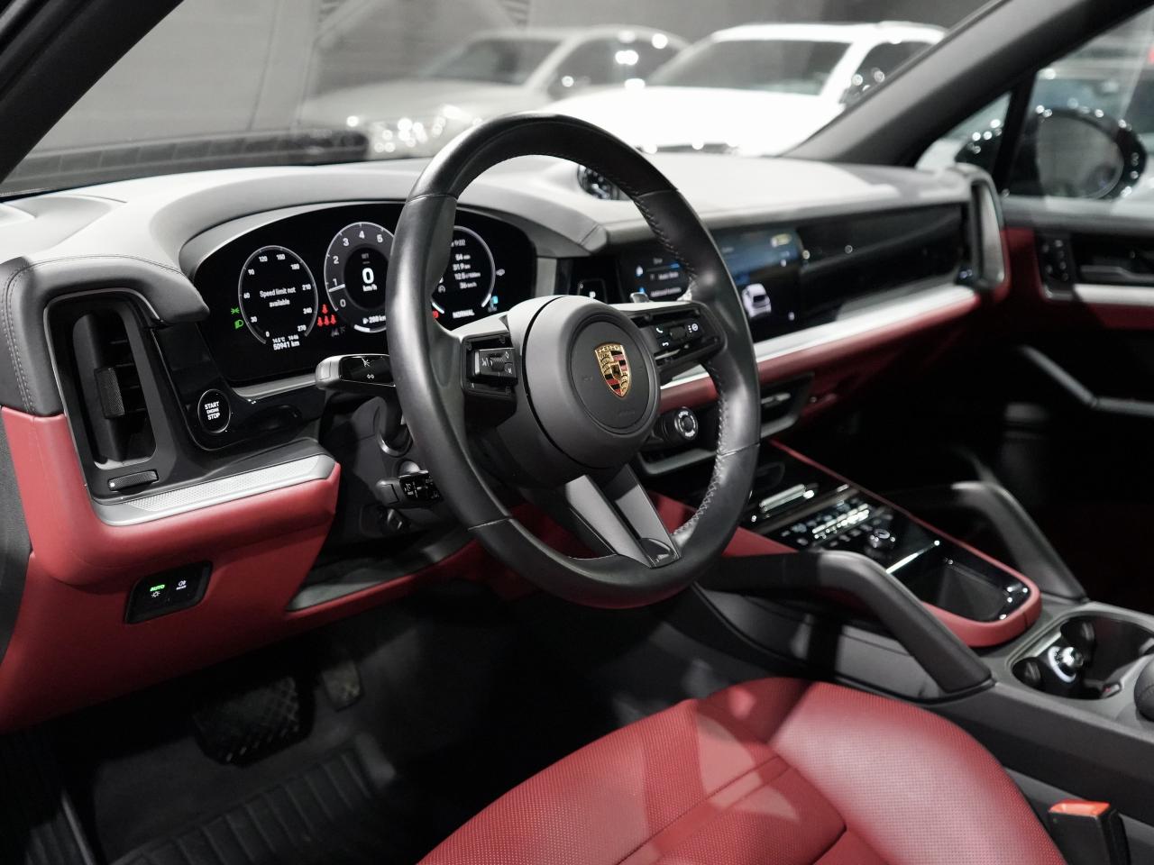 2024 Porsche Cayenne PREMIUM PKG/SPORT CHRONO/8-WAY ADAPTIVE SPORT SEAT Photo