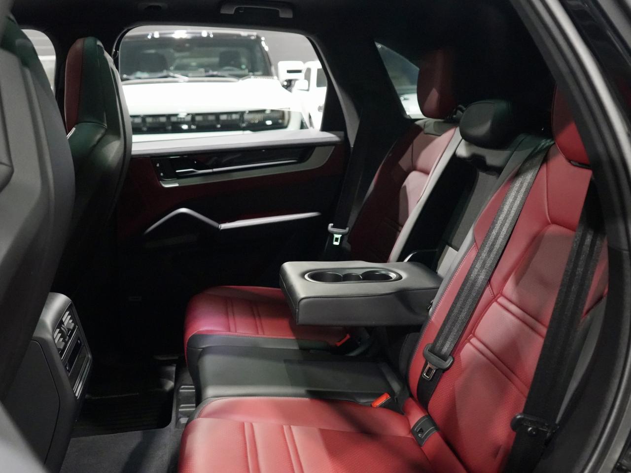 2024 Porsche Cayenne PREMIUM PKG/SPORT CHRONO/8-WAY ADAPTIVE SPORT SEAT Photo