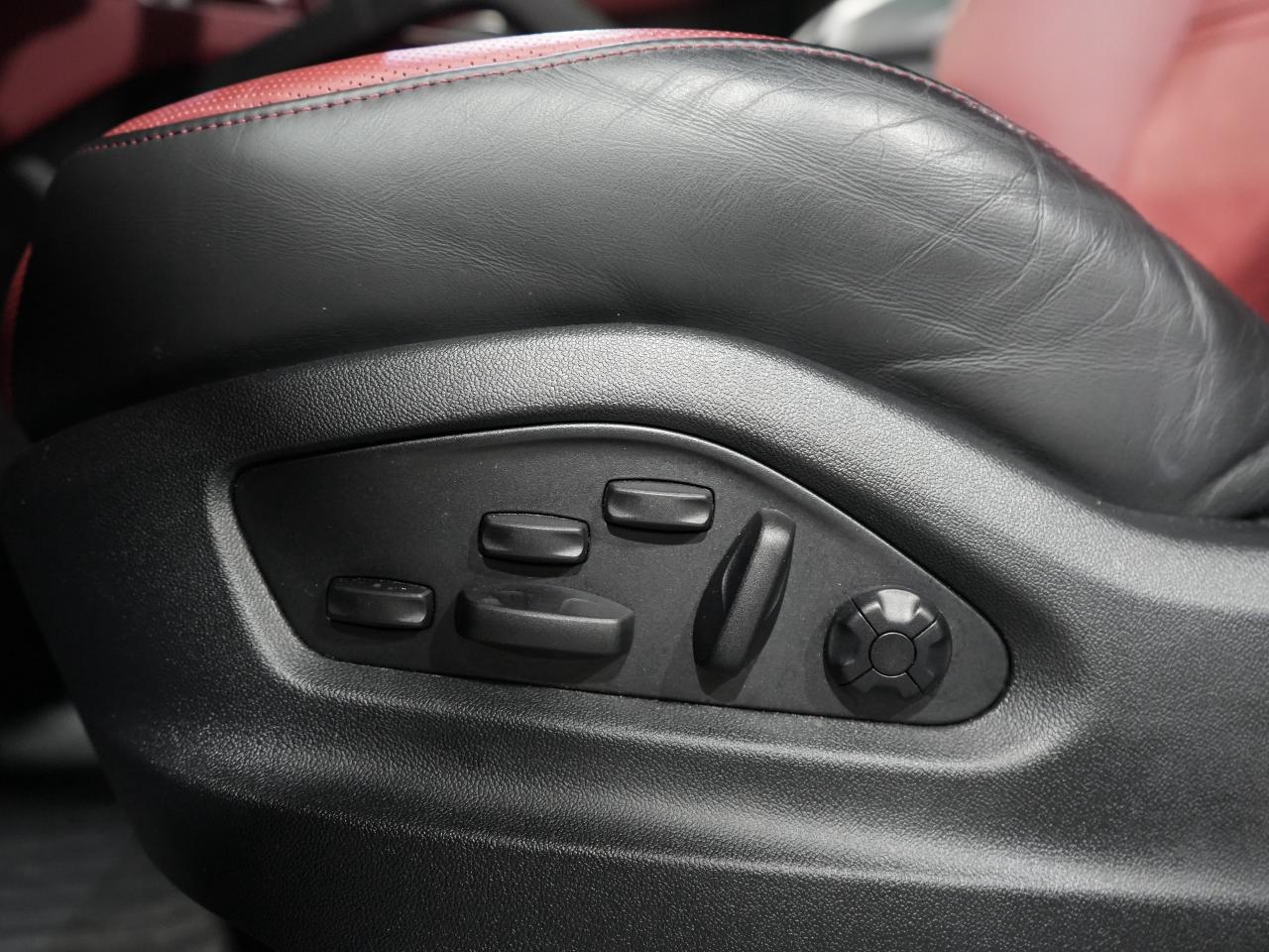 2024 Porsche Cayenne PREMIUM PKG/SPORT CHRONO/8-WAY ADAPTIVE SPORT SEAT Photo