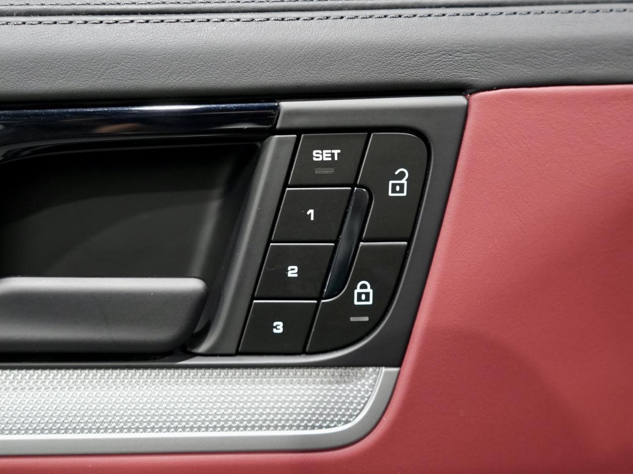 2024 Porsche Cayenne PREMIUM PKG/SPORT CHRONO/8-WAY ADAPTIVE SPORT SEAT Photo