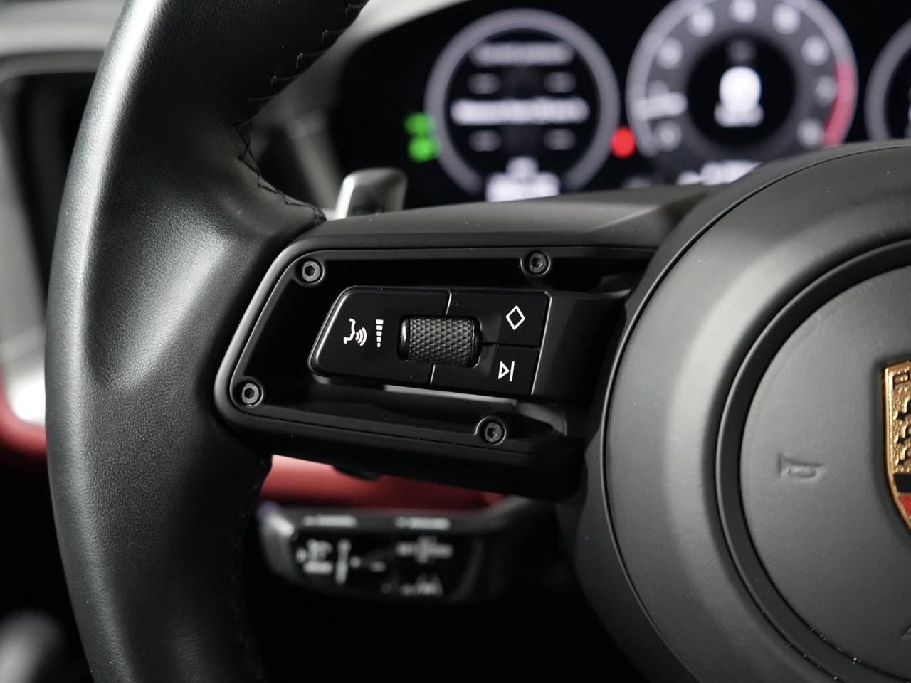 2024 Porsche Cayenne PREMIUM PKG/SPORT CHRONO/8-WAY ADAPTIVE SPORT SEAT Photo