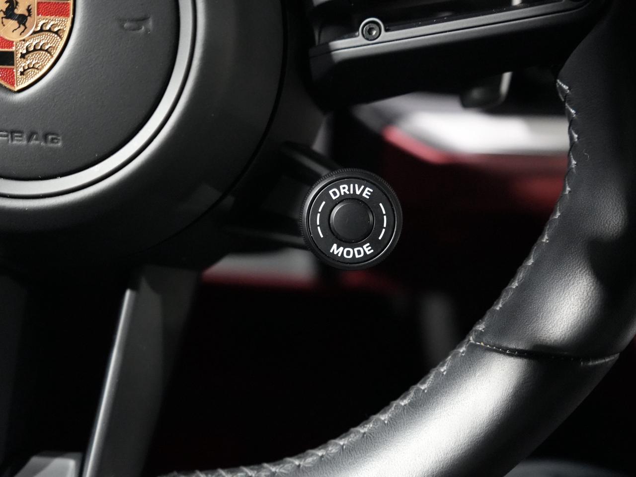 2024 Porsche Cayenne PREMIUM PKG/SPORT CHRONO/8-WAY ADAPTIVE SPORT SEAT Photo