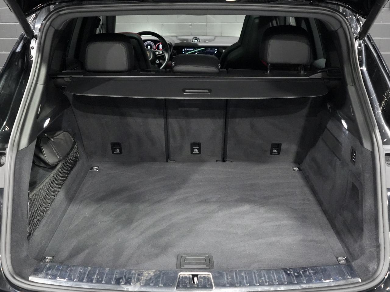2024 Porsche Cayenne PREMIUM PKG/SPORT CHRONO/8-WAY ADAPTIVE SPORT SEAT Photo