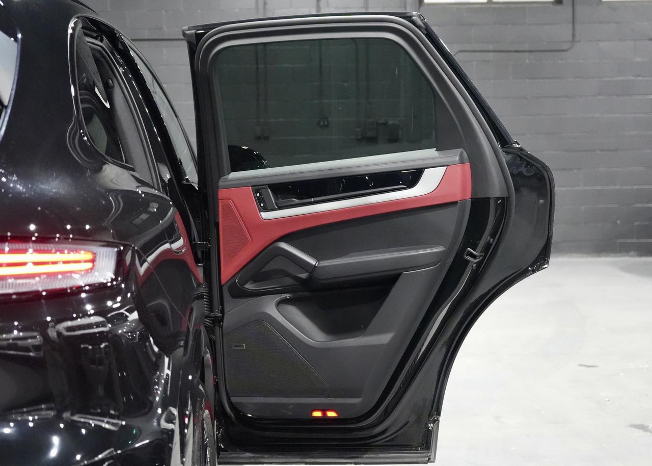 2024 Porsche Cayenne PREMIUM PKG/SPORT CHRONO/8-WAY ADAPTIVE SPORT SEAT Photo