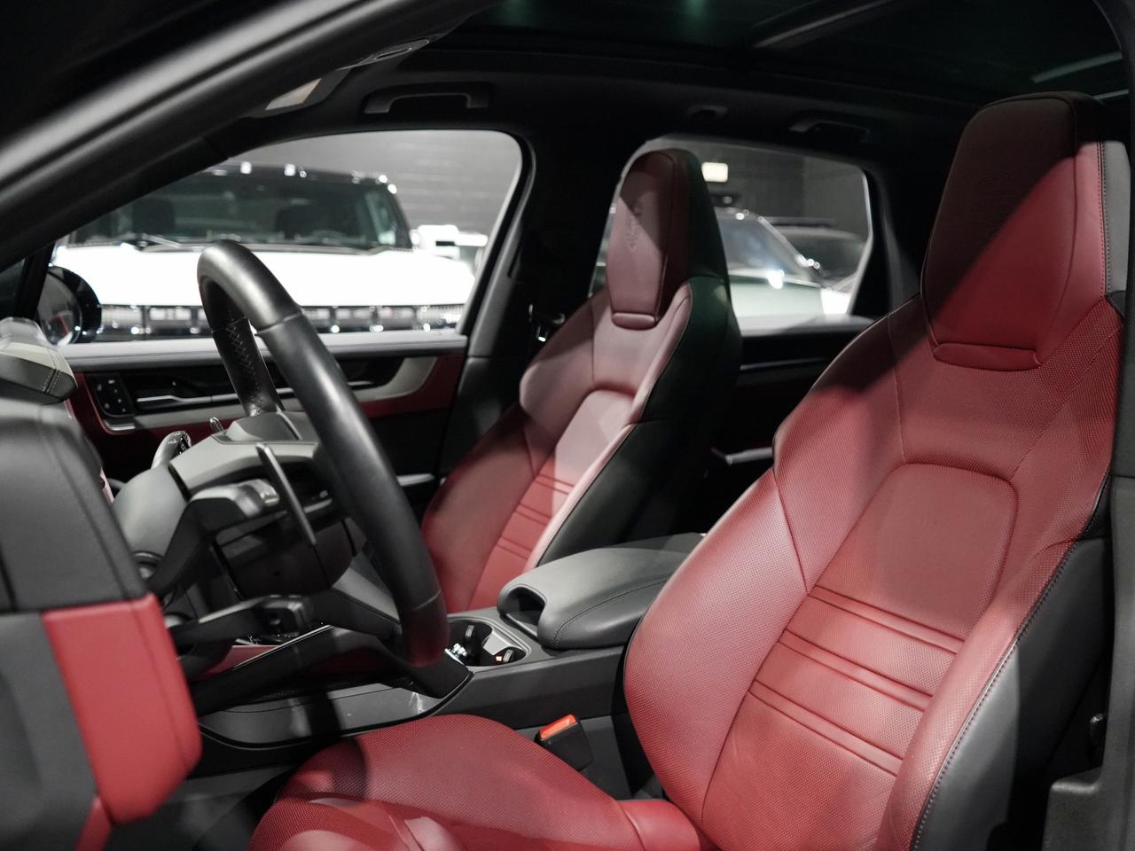 2024 Porsche Cayenne PREMIUM PKG/SPORT CHRONO/8-WAY ADAPTIVE SPORT SEAT Photo