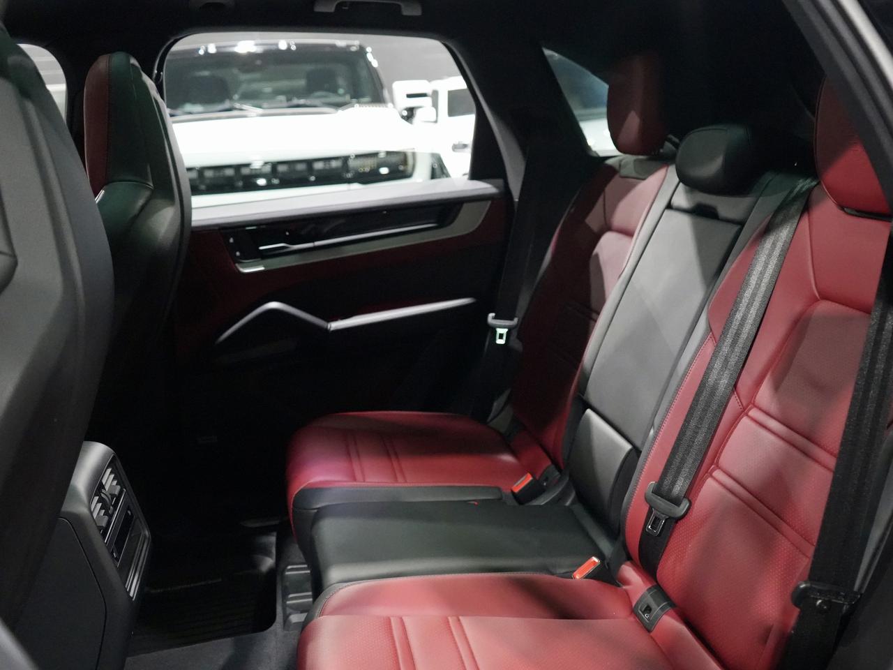 2024 Porsche Cayenne PREMIUM PKG/SPORT CHRONO/8-WAY ADAPTIVE SPORT SEAT Photo