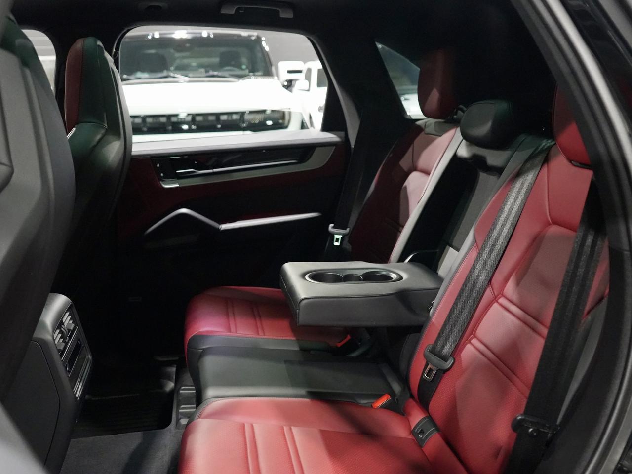 2024 Porsche Cayenne PREMIUM PKG/SPORT CHRONO/8-WAY ADAPTIVE SPORT SEAT Photo