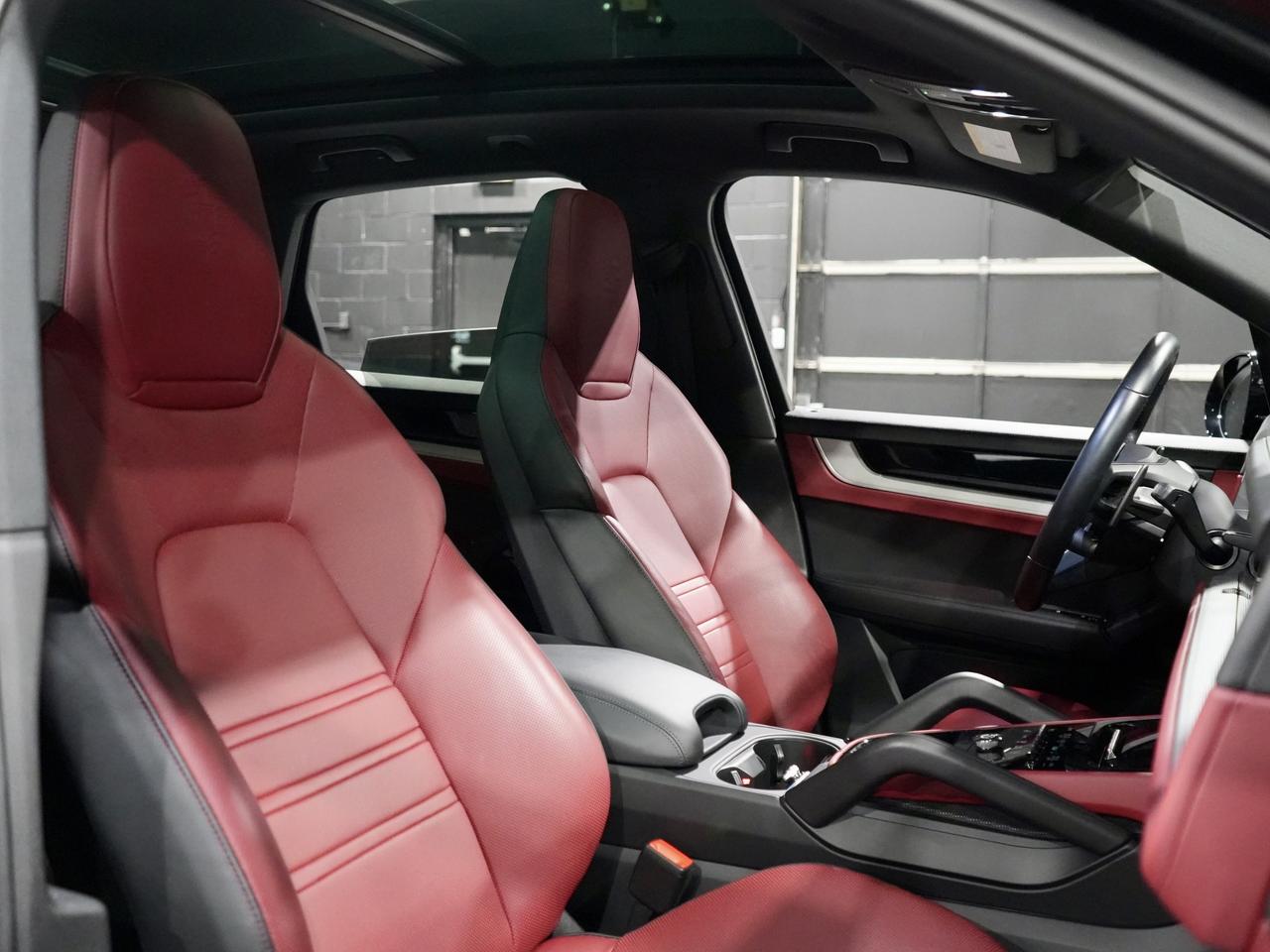 2024 Porsche Cayenne PREMIUM PKG/SPORT CHRONO/8-WAY ADAPTIVE SPORT SEAT Photo
