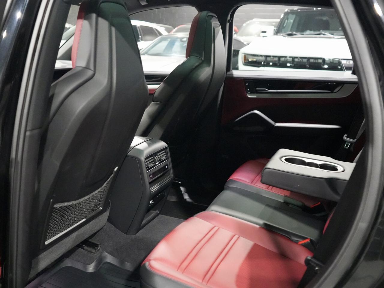 2024 Porsche Cayenne PREMIUM PKG/SPORT CHRONO/8-WAY ADAPTIVE SPORT SEAT Photo