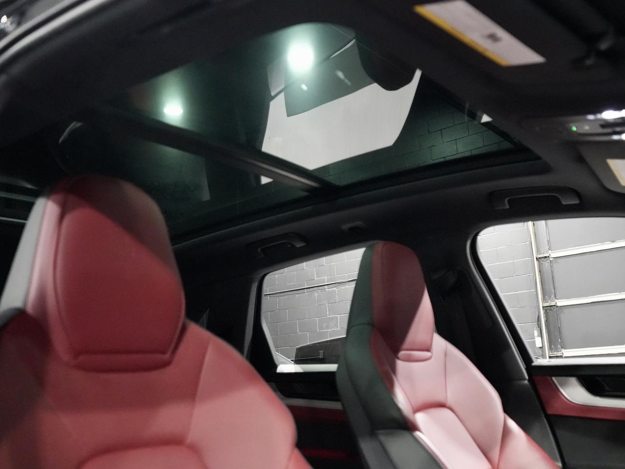 2024 Porsche Cayenne PREMIUM PKG/SPORT CHRONO/8-WAY ADAPTIVE SPORT SEAT Photo