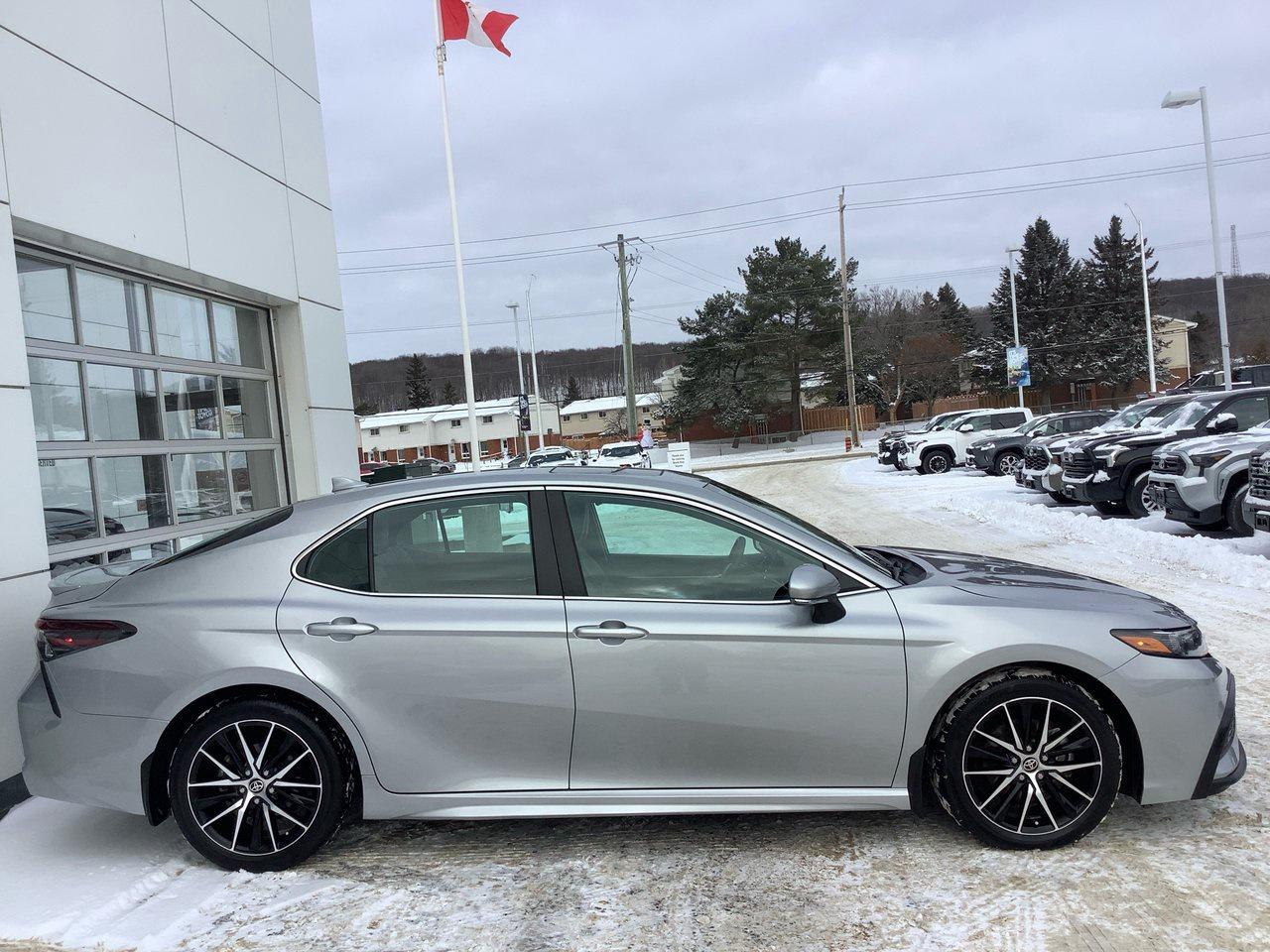 2023 Toyota Camry SE Photo3