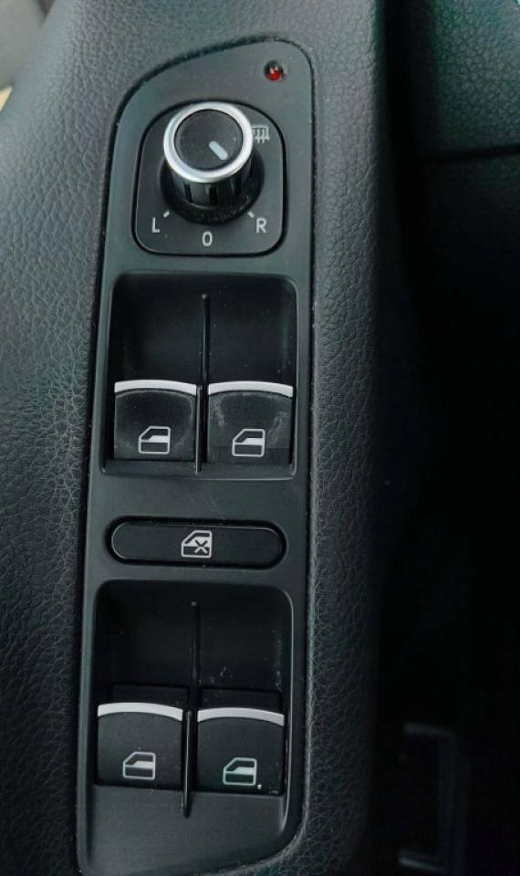 2011 Volkswagen Tiguan SE 4dr Front-wheel Drive Automatic Photo