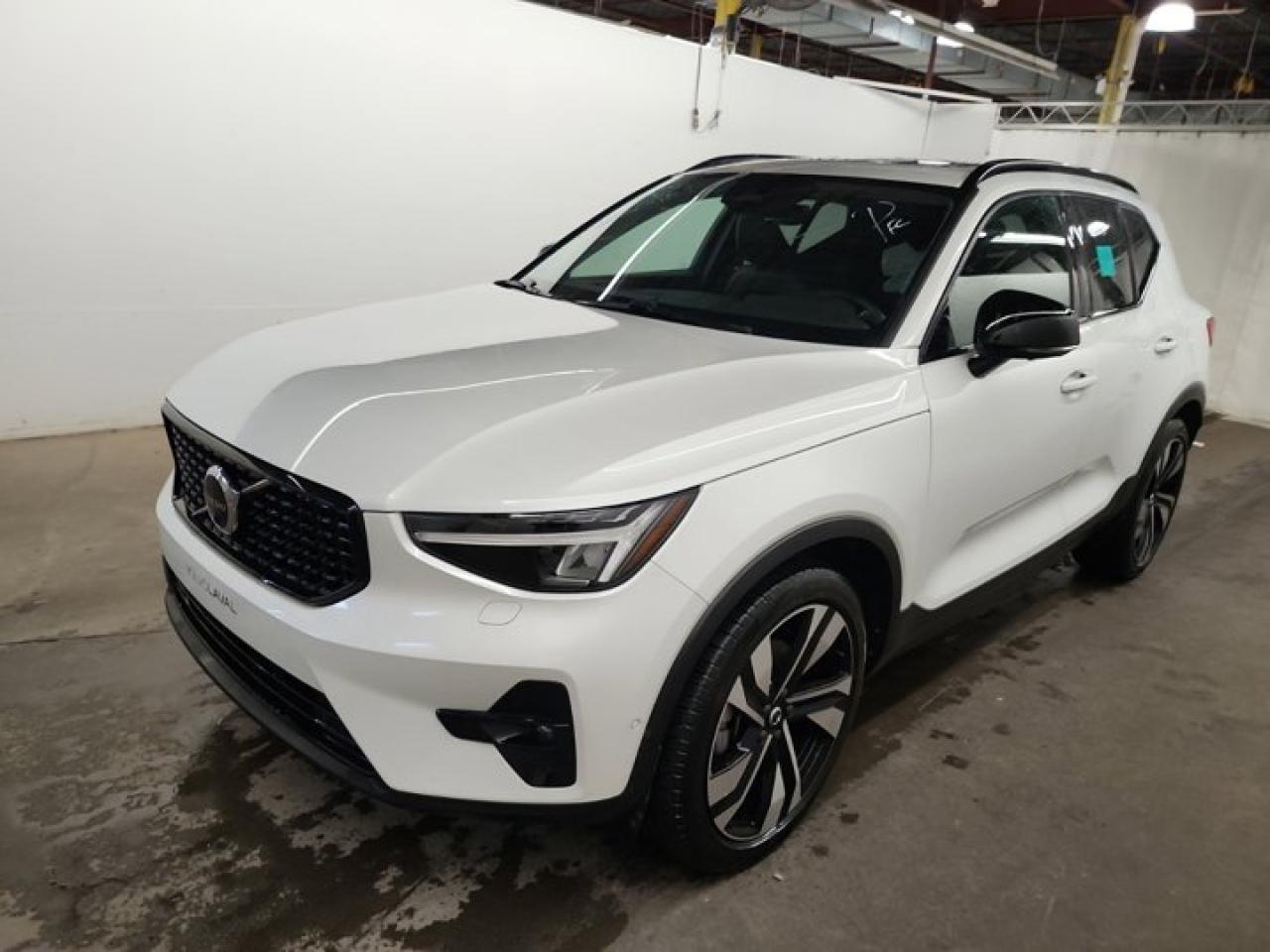 Used 2023 Volvo XC40 Ultimate Dark Theme B5 AWD | Nav | Leather | Sunroof | Power Liftgate | Heated Seats | for sale in Guelph, ON