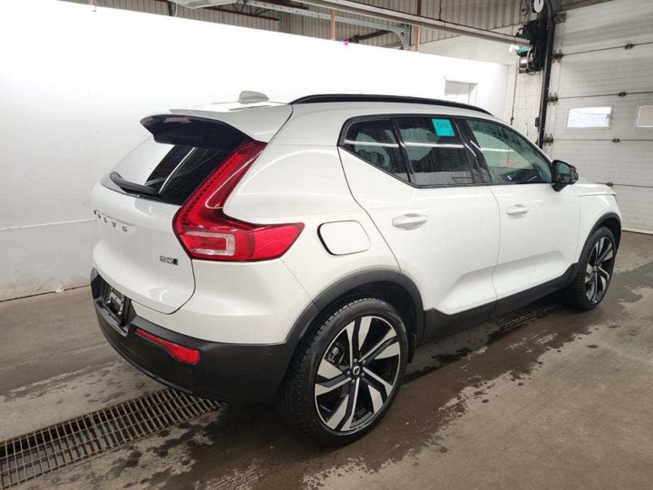 2023 Volvo XC40 Ultimate Dark Theme B5 AWD | Nav | Leather | Sunroof | Power Liftgate | Heated Seats | Photo3