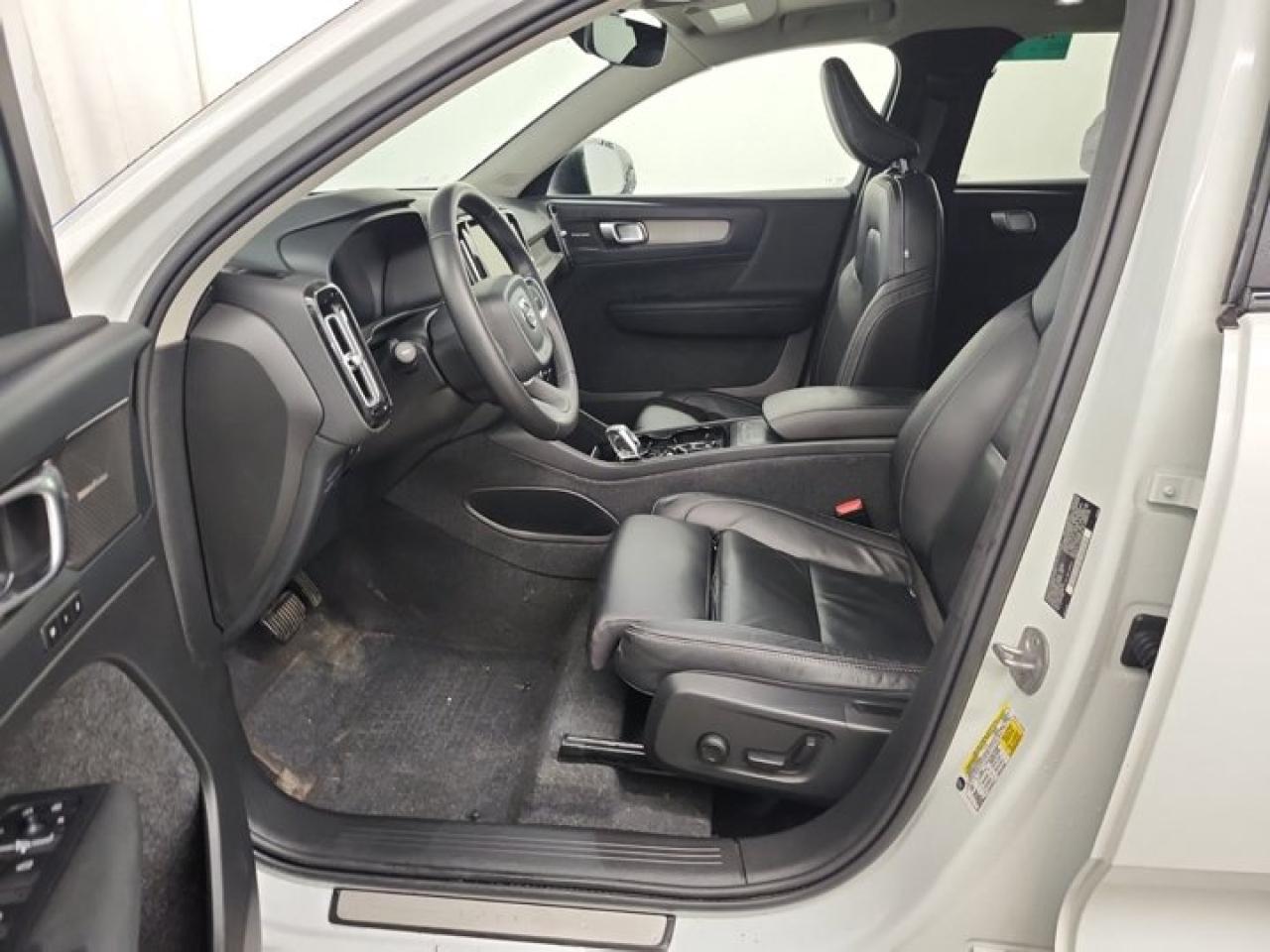 2023 Volvo XC40 Ultimate Dark Theme B5 AWD | Nav | Leather | Sunroof | Power Liftgate | Heated Seats | Photo2