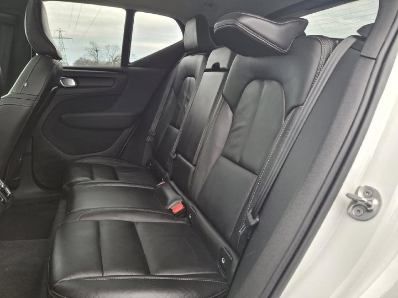 2023 Volvo XC40 Ultimate Dark Theme B5 AWD | Nav | Leather | Sunroof | Power Liftgate | Heated Seats | Photo