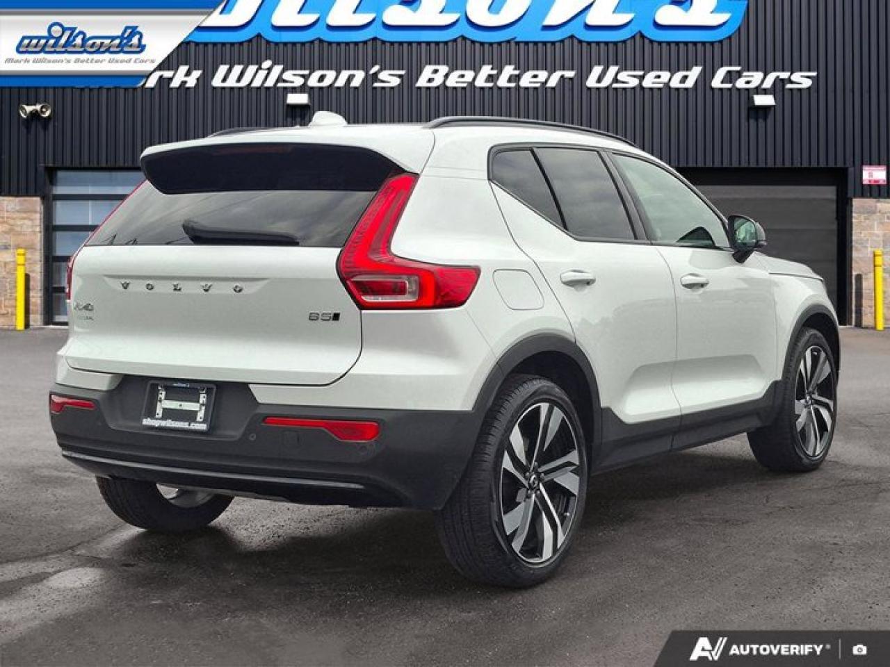 2023 Volvo XC40 Ultimate Dark Theme B5 AWD | Nav | Leather | Sunroof | Power Liftgate | Heated Seats | Photo4