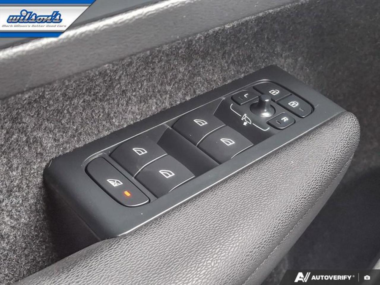 2023 Volvo XC40 Ultimate Dark Theme B5 AWD | Nav | Leather | Sunroof | Power Liftgate | Heated Seats | Photo