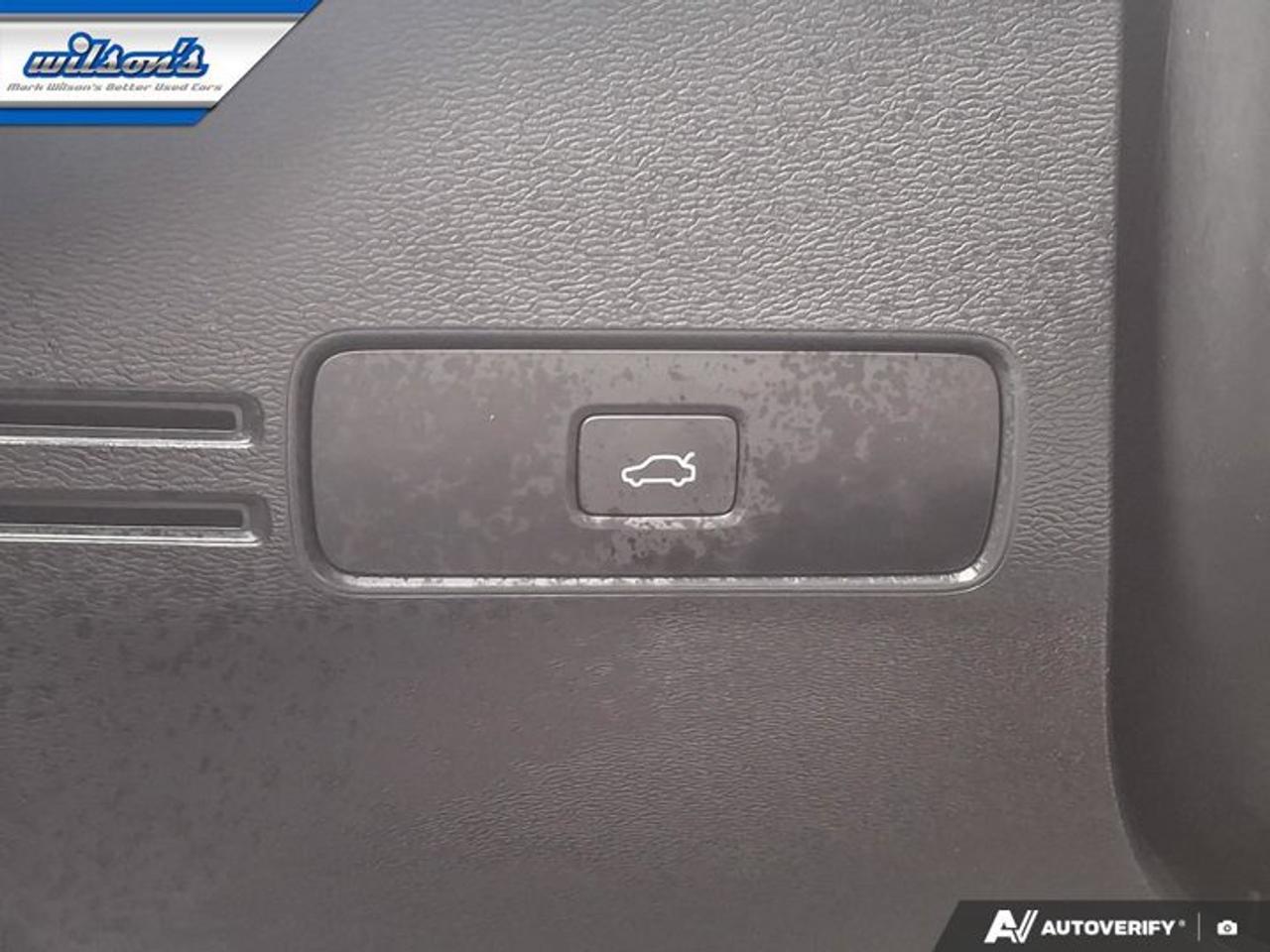 2023 Volvo XC40 Ultimate Dark Theme B5 AWD | Nav | Leather | Sunroof | Power Liftgate | Heated Seats | Photo