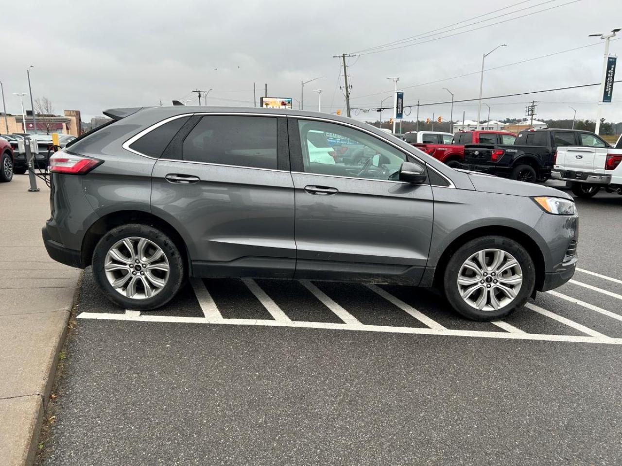 2023 Ford Edge Titanium Photo3