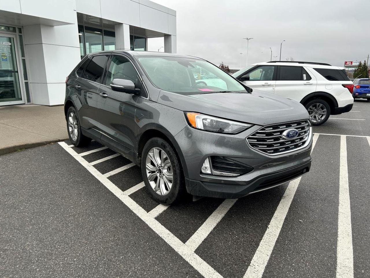 2023 Ford Edge Titanium Photo2