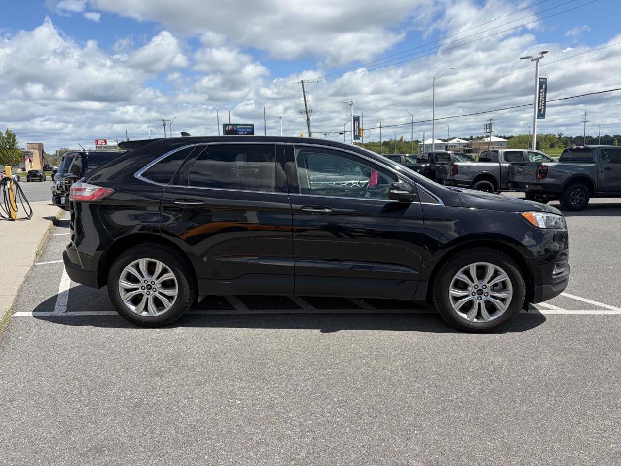 2023 Ford Edge Titanium Photo3