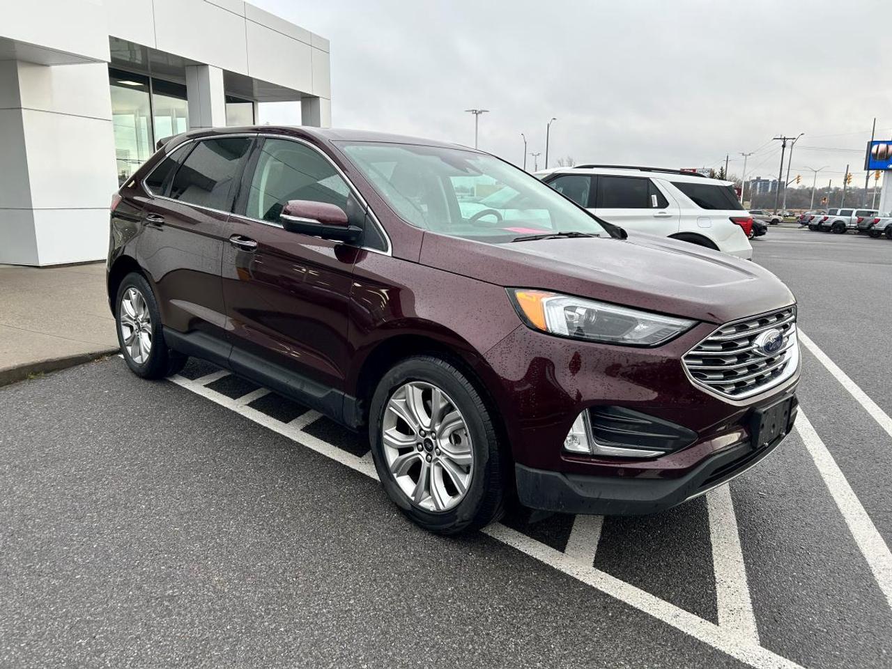 2023 Ford Edge Titanium Photo2