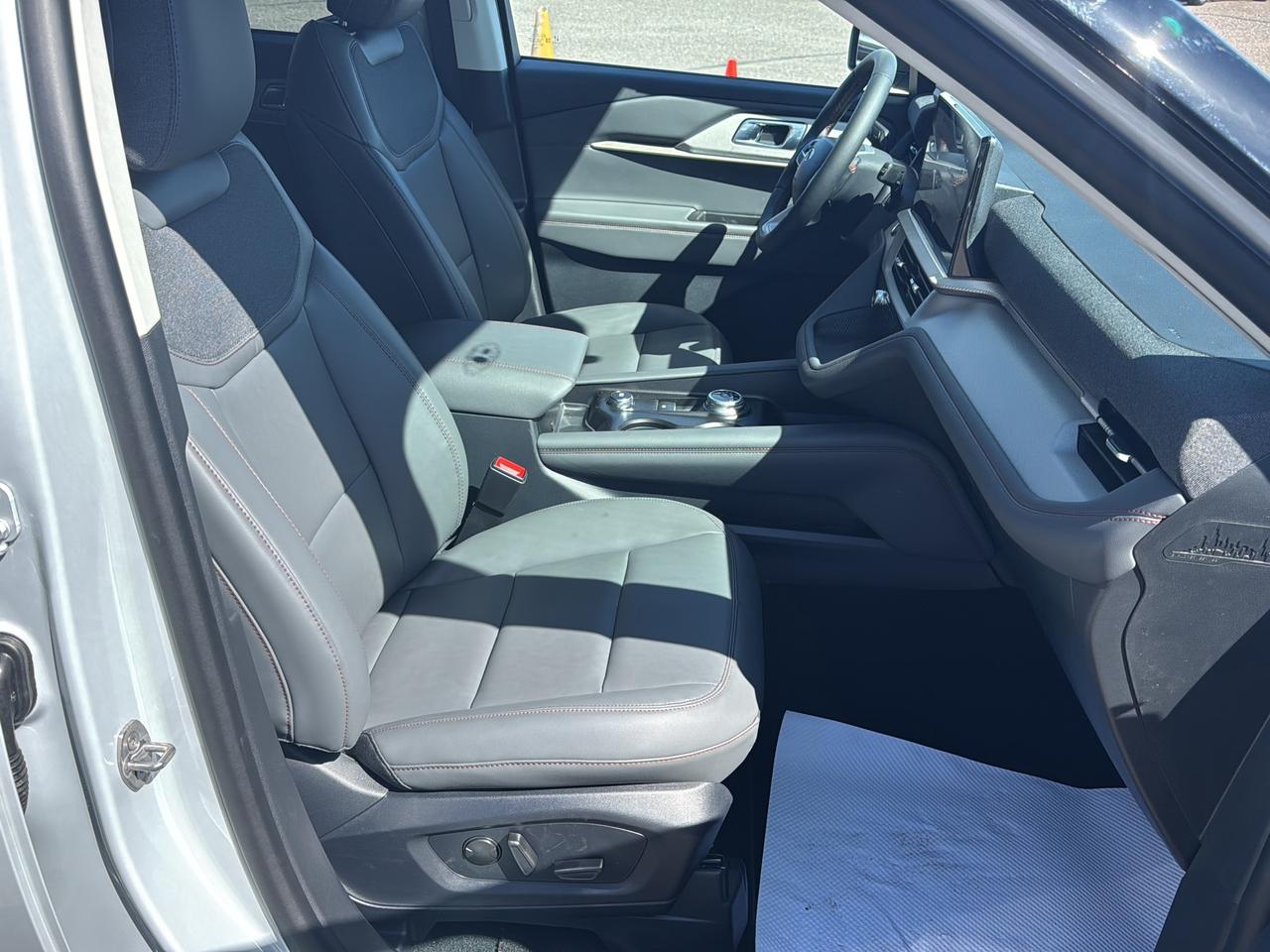 2026 Ford Explorer Active Photo