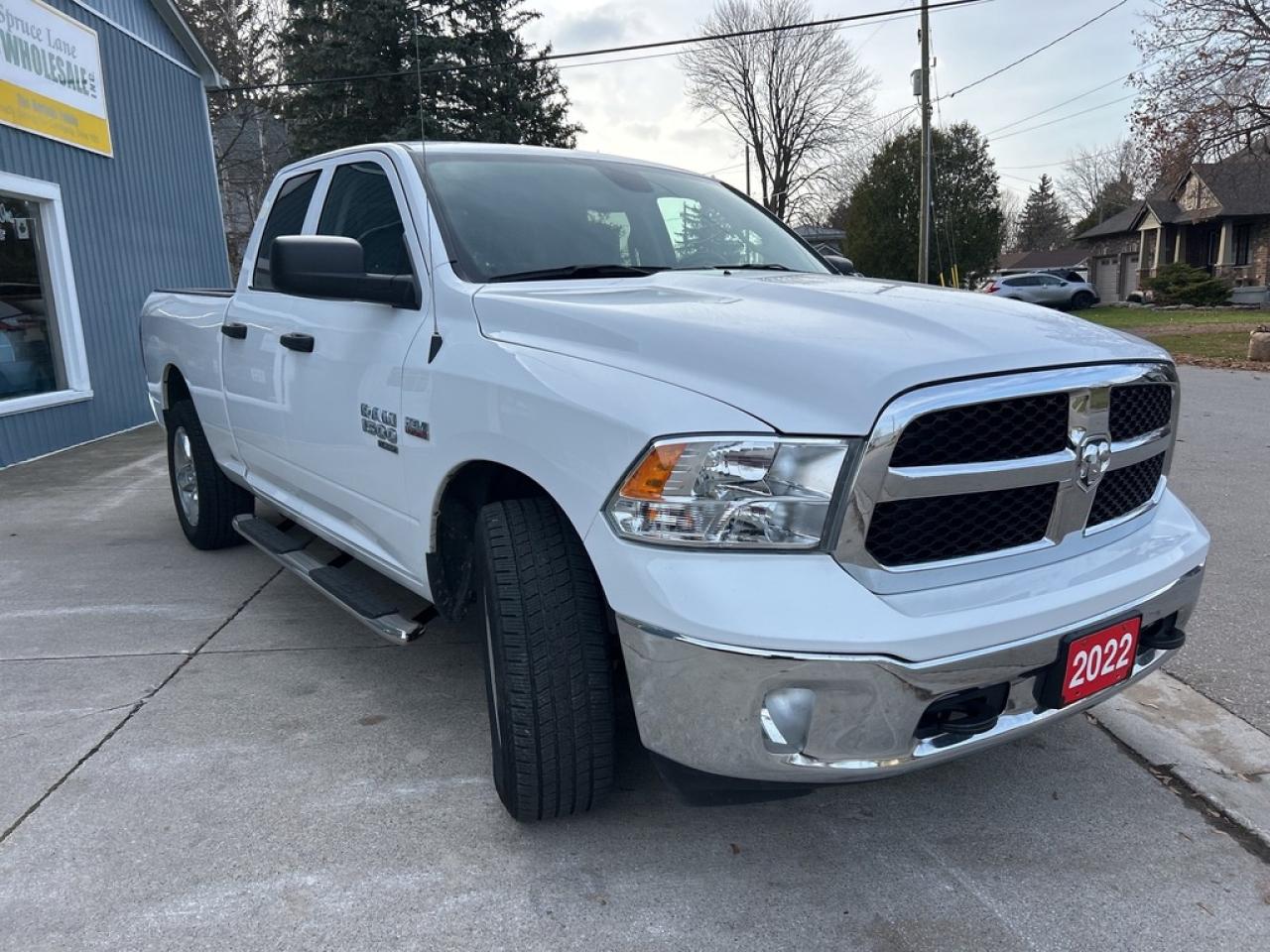 2022 RAM 1500 Classic Tradesman SXT  PLUS  V8  4X4 Photo