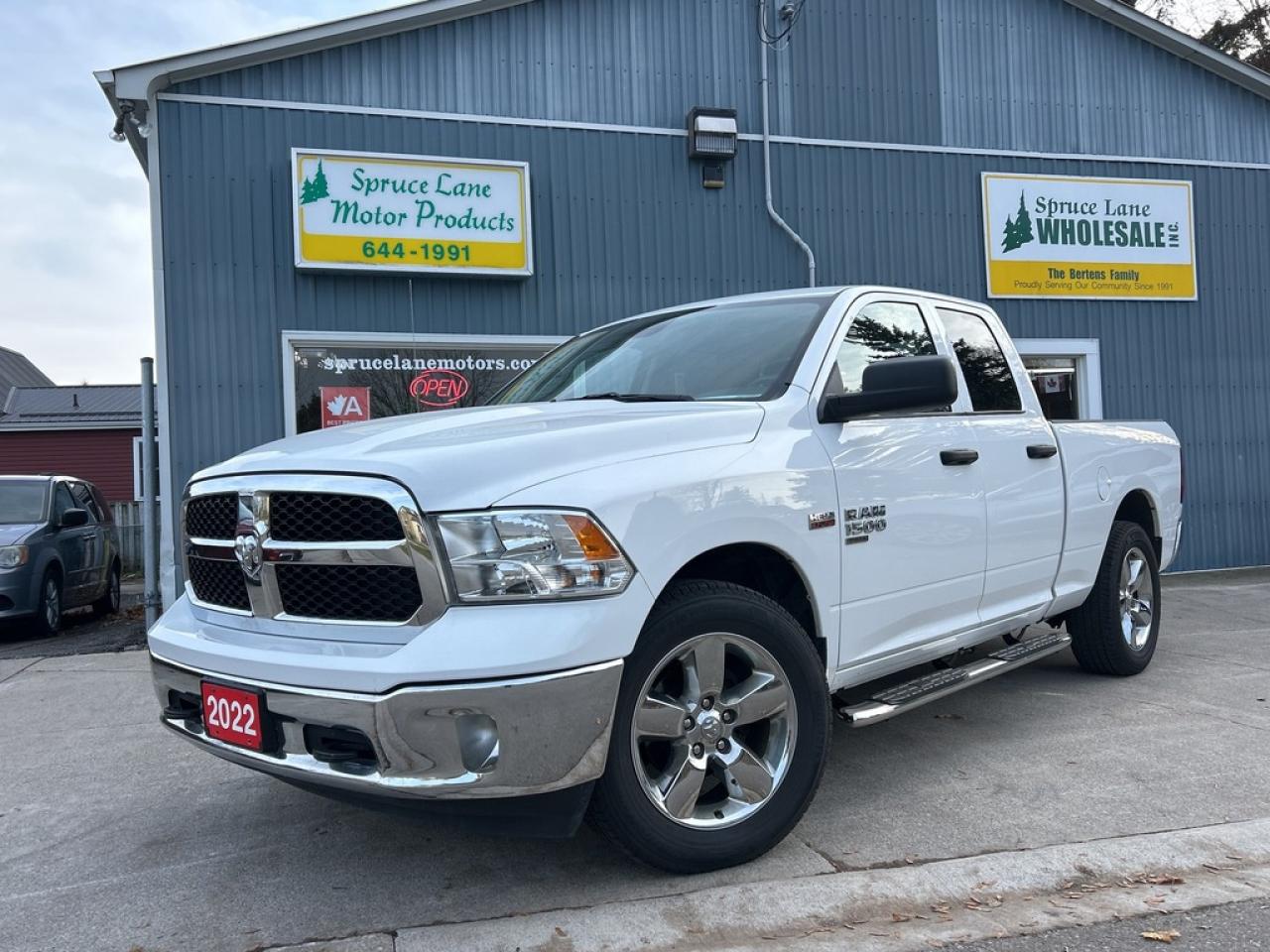 2022 RAM 1500 Classic Tradesman SXT  PLUS  V8  4X4 Photo