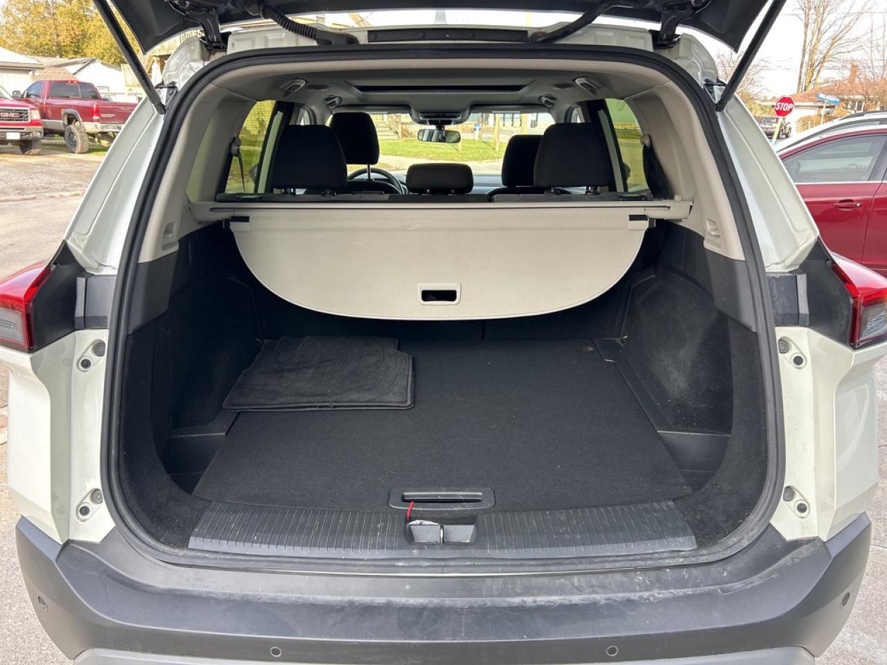 2023 Nissan Rogue SV MOONROOF Photo