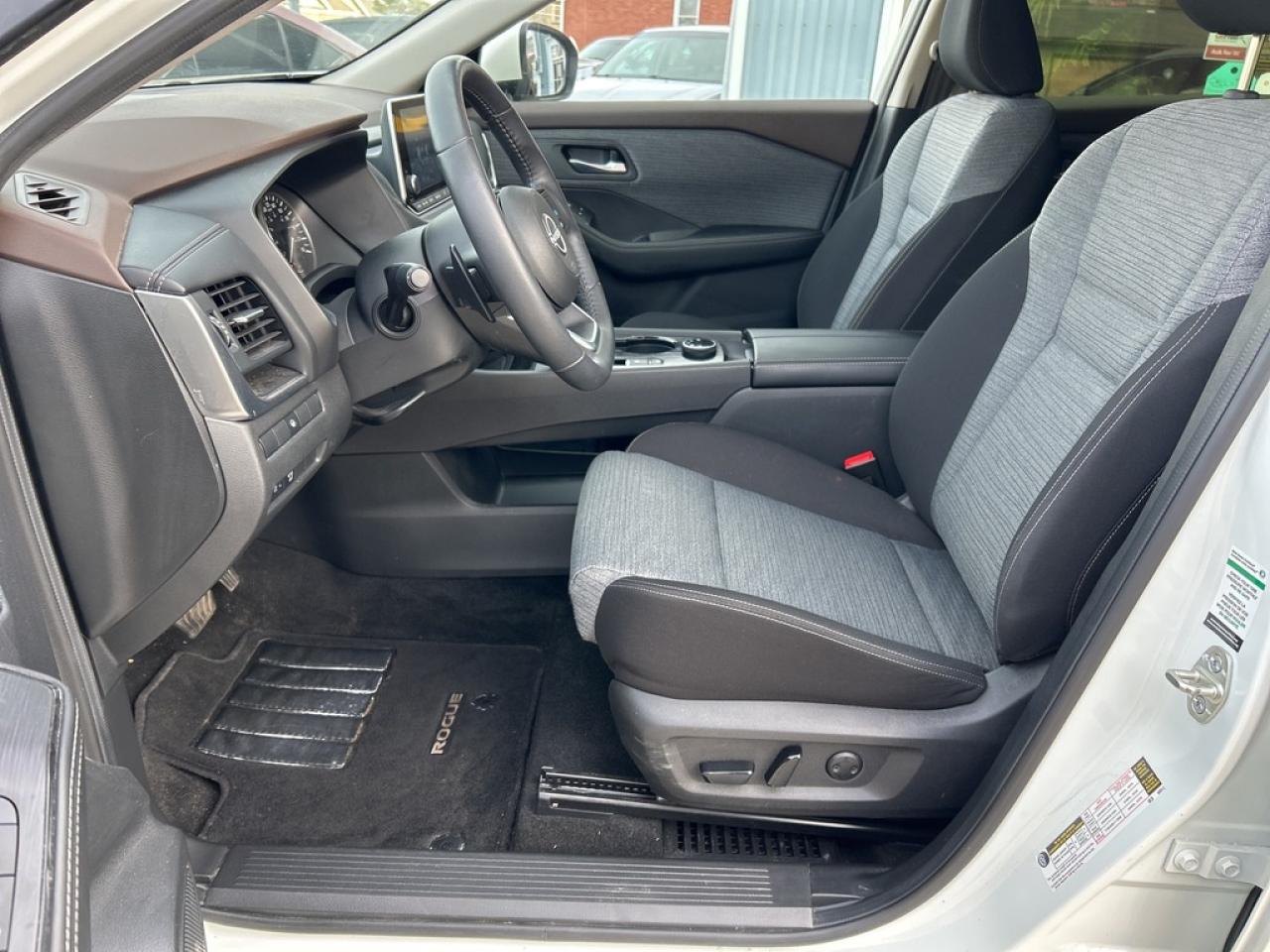 2023 Nissan Rogue SV MOONROOF Photo