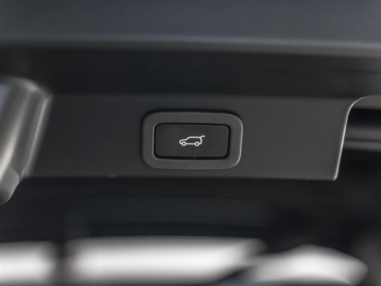 2020 Jaguar F-PACE $398 BI WEEKLY $5000 DOWN |SVR|V8|ADAPT CRZ|360CAM|HEADS-UP|PARK ASSIST|MERIDIAN|LOADED Photo