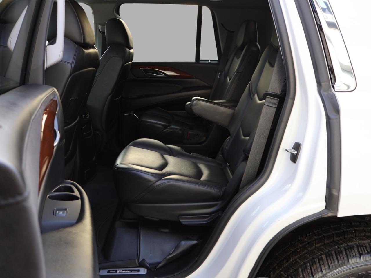 2018 Cadillac Escalade V8 PREMIUM LUXURY 4WD CERTIFIED *7 SEATS*SERVICE RECORDS* 360 CAMERA NAV DVD BLUETOOTH LEATHER COOL/HEAT 4 SEATS/STEERING SUNROOF CRUISE ALLOYS Photo