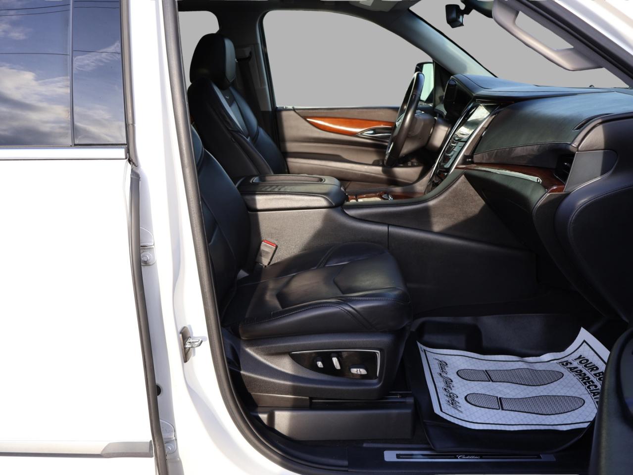 2018 Cadillac Escalade V8 PREMIUM LUXURY 4WD CERTIFIED *7 SEATS*SERVICE RECORDS* 360 CAMERA NAV DVD BLUETOOTH LEATHER COOL/HEAT 4 SEATS/STEERING SUNROOF CRUISE ALLOYS Photo