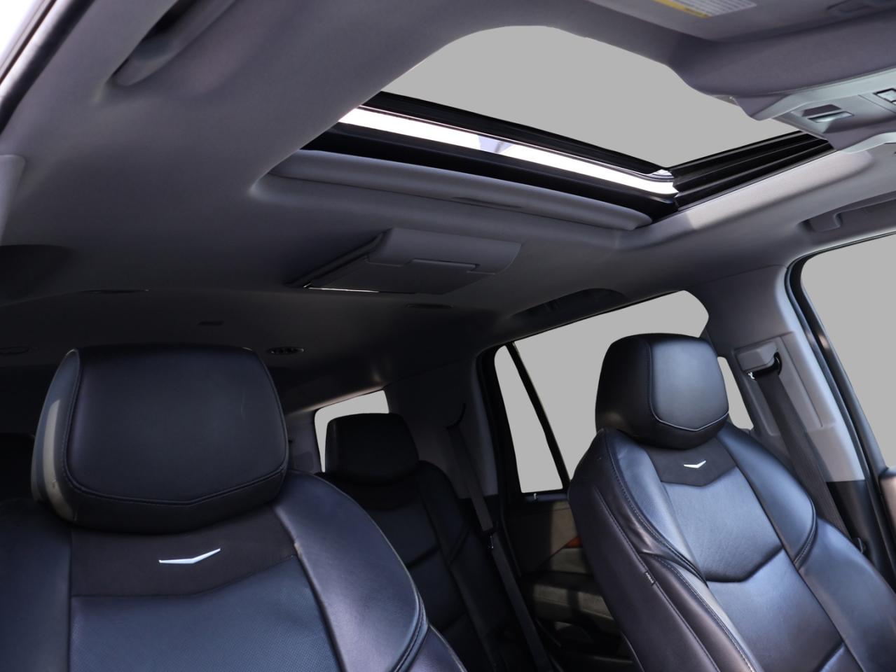 2018 Cadillac Escalade V8 PREMIUM LUXURY 4WD CERTIFIED *7 SEATS*SERVICE RECORDS* 360 CAMERA NAV DVD BLUETOOTH LEATHER COOL/HEAT 4 SEATS/STEERING SUNROOF CRUISE ALLOYS Photo