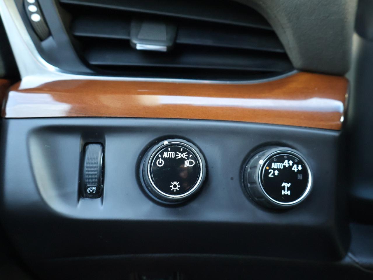 2018 Cadillac Escalade V8 PREMIUM LUXURY 4WD CERTIFIED *7 SEATS*SERVICE RECORDS* 360 CAMERA NAV DVD BLUETOOTH LEATHER COOL/HEAT 4 SEATS/STEERING SUNROOF CRUISE ALLOYS Photo