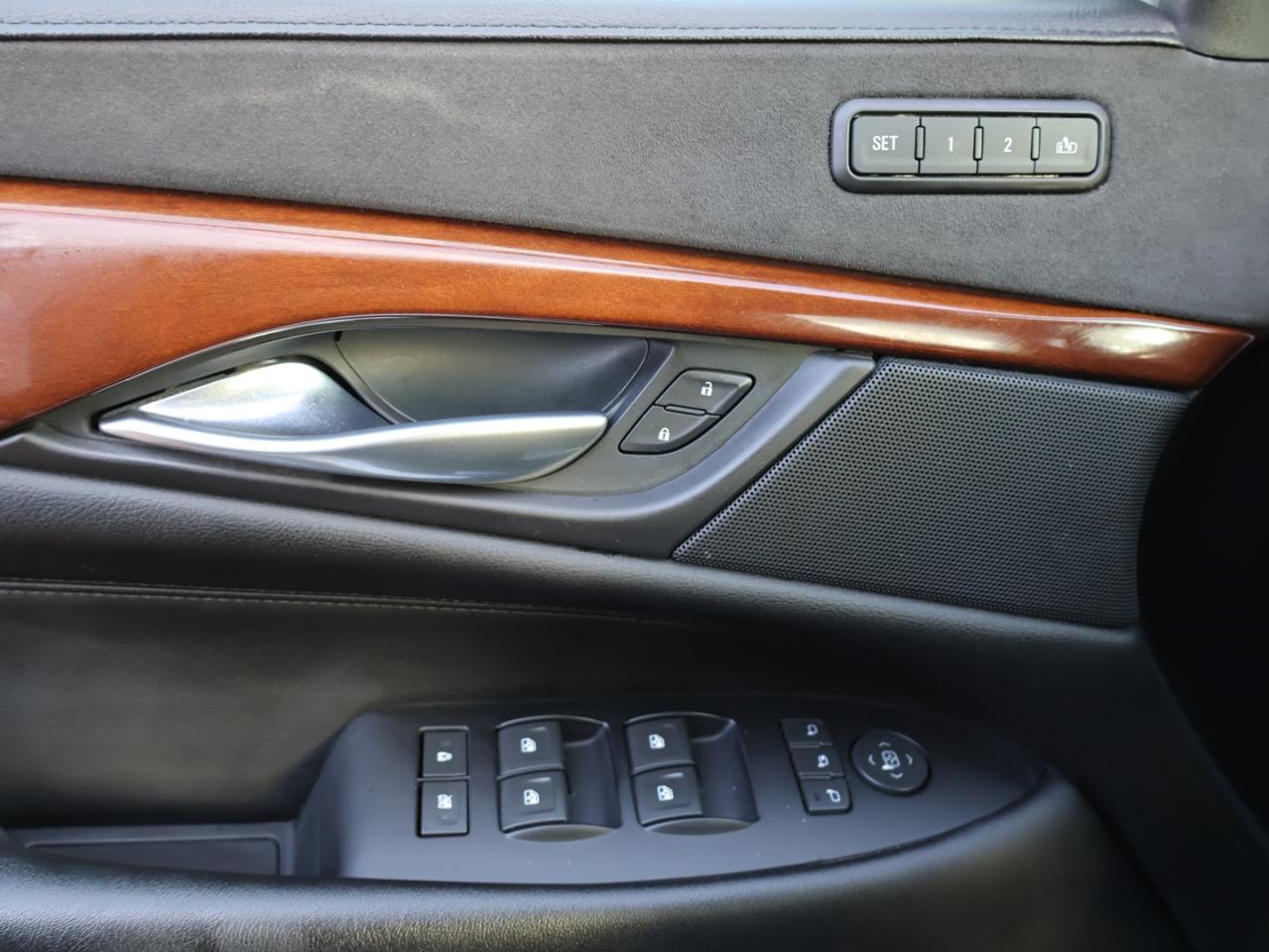 2018 Cadillac Escalade V8 PREMIUM LUXURY 4WD CERTIFIED *7 SEATS*SERVICE RECORDS* 360 CAMERA NAV DVD BLUETOOTH LEATHER COOL/HEAT 4 SEATS/STEERING SUNROOF CRUISE ALLOYS Photo